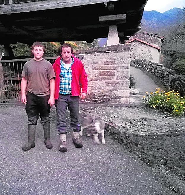 Adrián Beovides, junto a su padre, en una de las calles de Yernes y Tameza. 