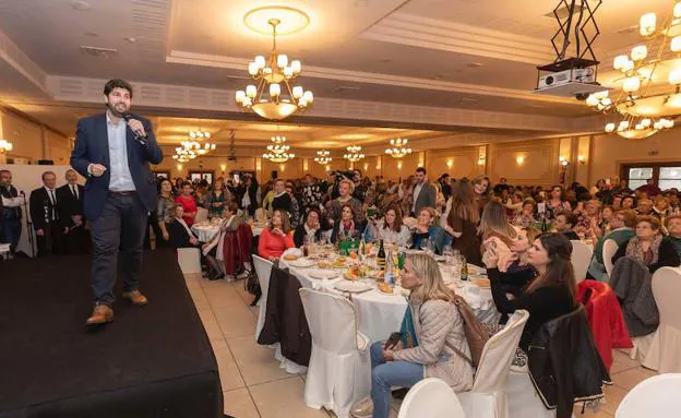 López Miras en su intervención en el acto con mujeres en el restaurante Rincón Huertano.