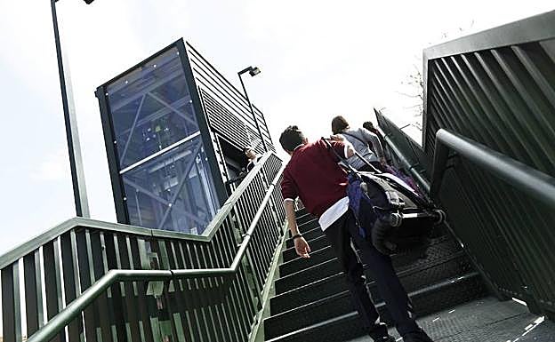 Uno de los ascensores del paso a nivel de Santiago el Mayor.