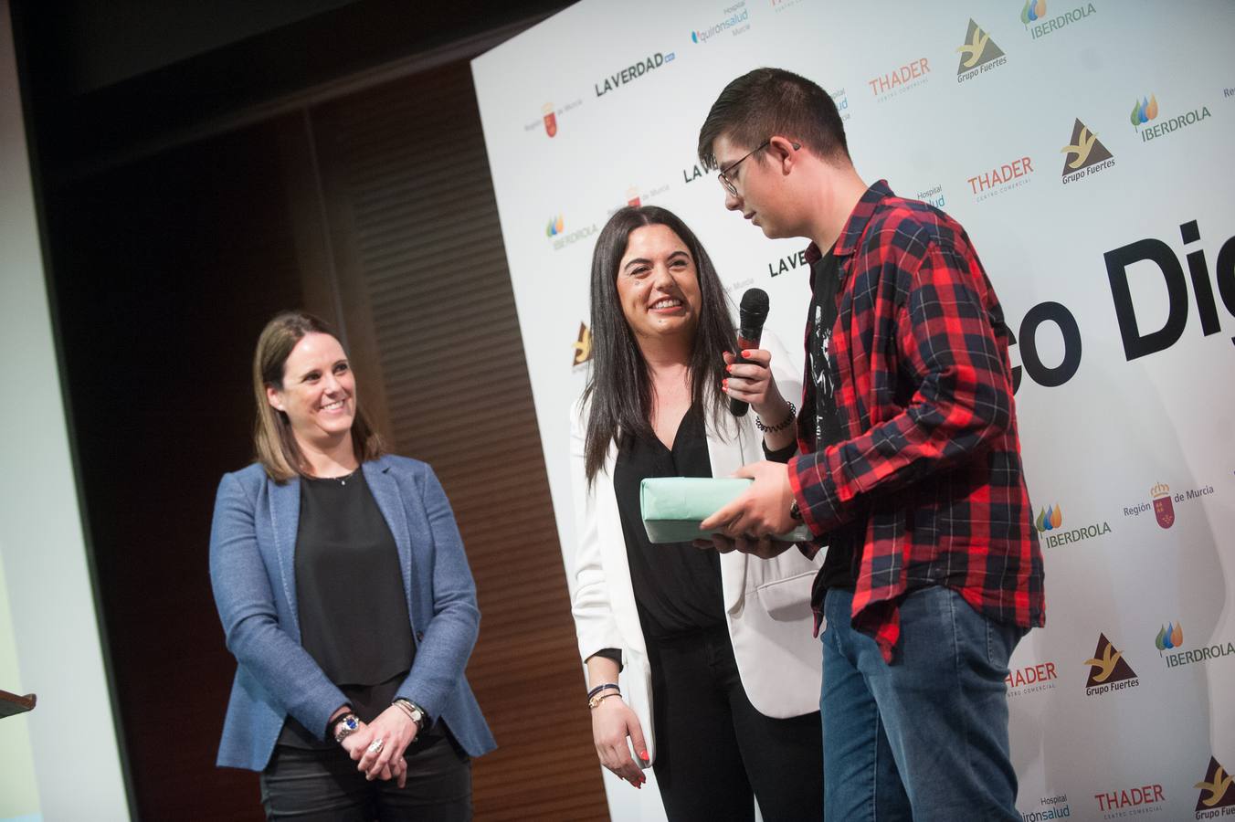 Los grupos Cazanoticias 3.0, Los Metamórficos, Weare2, Chiripifláuticos, Los Periodistas sin Fronteras y Diario IP, ganadores de la décima edición del concurso escolar 'Mi Periódico Digital'