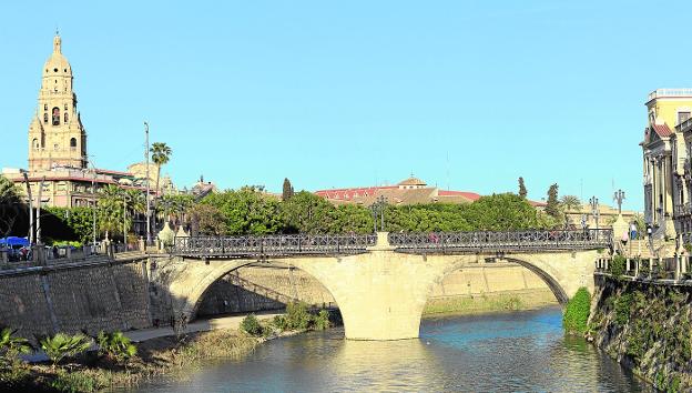El Puente Viejo de Murcia, con la torre de la Catedral y el edificio donde está la Consejería de Hacienda de fondo, en una imagen tomada ayer. 