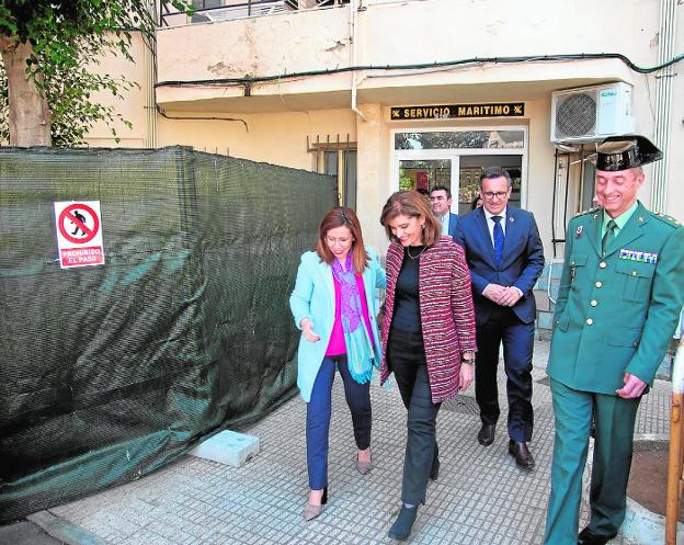 Castejón, Botella, Conesa y el coronel Arribas, durante la visita a la casa cuartel. 