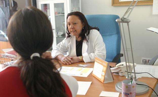 Una médico y una paciente durante una consulta.