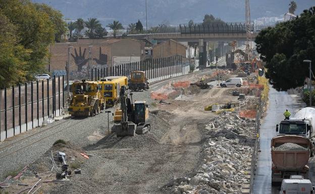 Obras del soterramiento del AVE en el paso a nivel De Santiago El Mayor. 