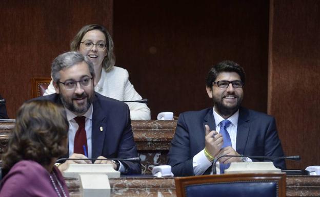 El portavoz del PP en la Asamblea, Víctor Martínez, y el presidente de la Región, Fernando López Miras.