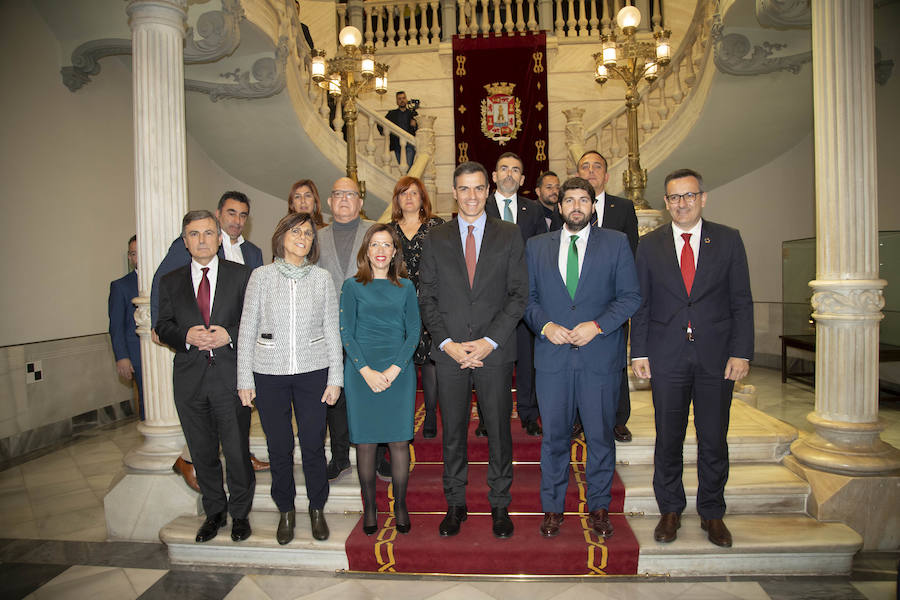 El presidente del Gobierno firmó en el Libro de Oro de la corporación municipal