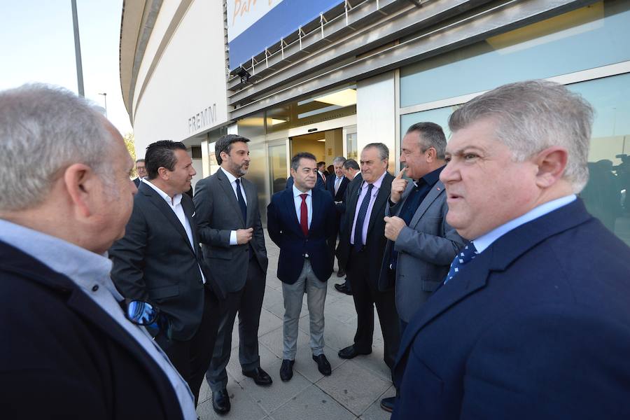 El presidente del Gobierno de España recibe una avalancha de reivindicaciones de empresarios y del Ejecutivo autónomo en su visita a la Región