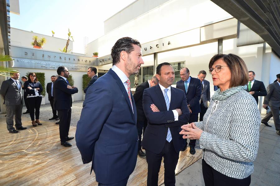 El presidente del Gobierno de España recibe una avalancha de reivindicaciones de empresarios y del Ejecutivo autónomo en su visita a la Región