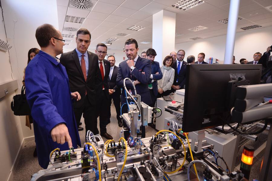 El presidente del Gobierno de España recibe una avalancha de reivindicaciones de empresarios y del Ejecutivo autónomo en su visita a la Región