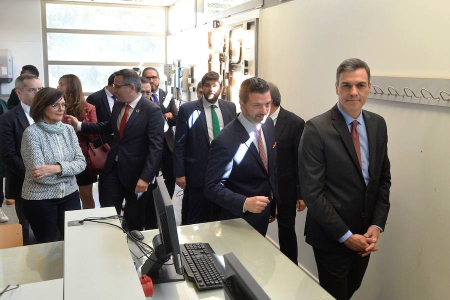 El presidente del Gobierno de España recibe una avalancha de reivindicaciones de empresarios y del Ejecutivo autónomo en su visita a la Región