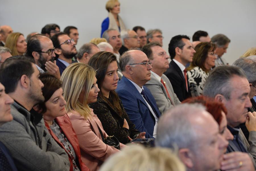 El presidente del Gobierno de España recibe una avalancha de reivindicaciones de empresarios y del Ejecutivo autónomo en su visita a la Región