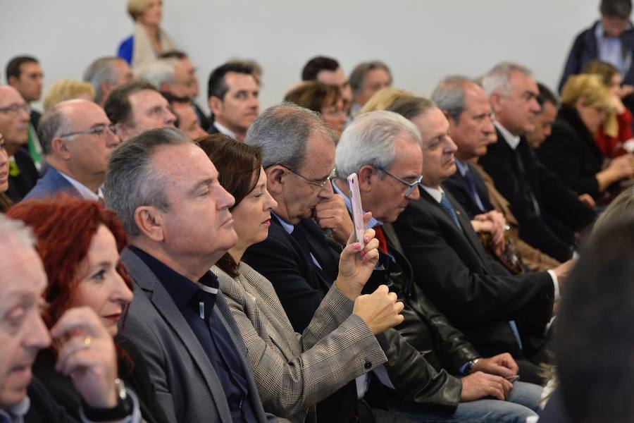 El presidente del Gobierno de España recibe una avalancha de reivindicaciones de empresarios y del Ejecutivo autónomo en su visita a la Región