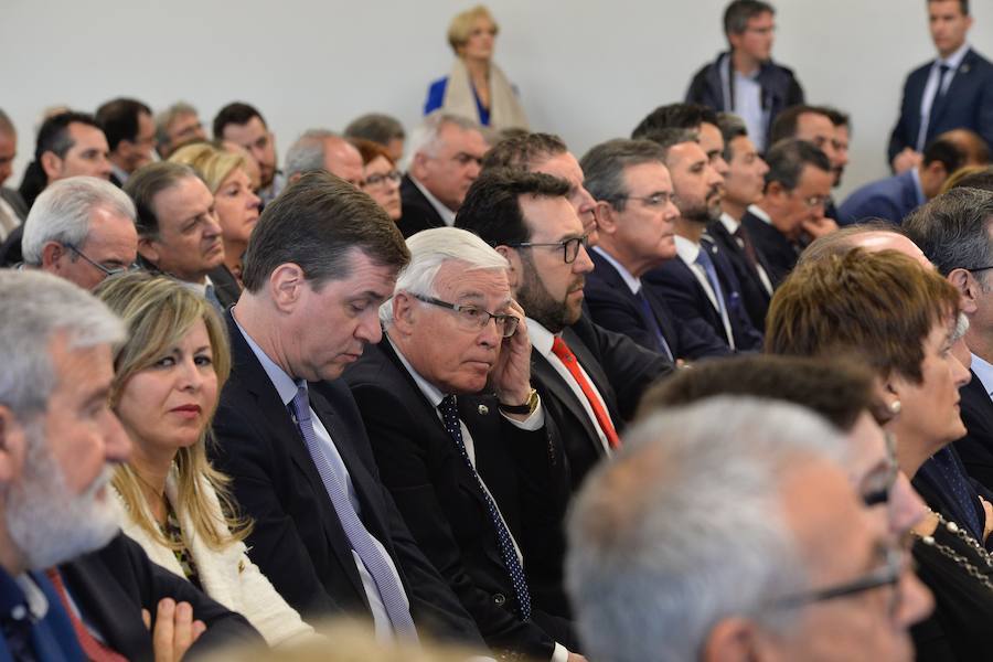 El presidente del Gobierno de España recibe una avalancha de reivindicaciones de empresarios y del Ejecutivo autónomo en su visita a la Región