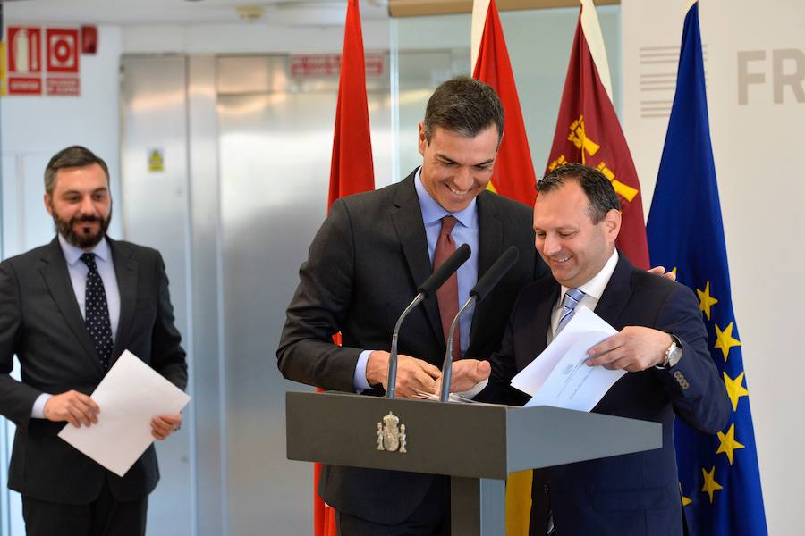 El presidente del Gobierno de España recibe una avalancha de reivindicaciones de empresarios y del Ejecutivo autónomo en su visita a la Región