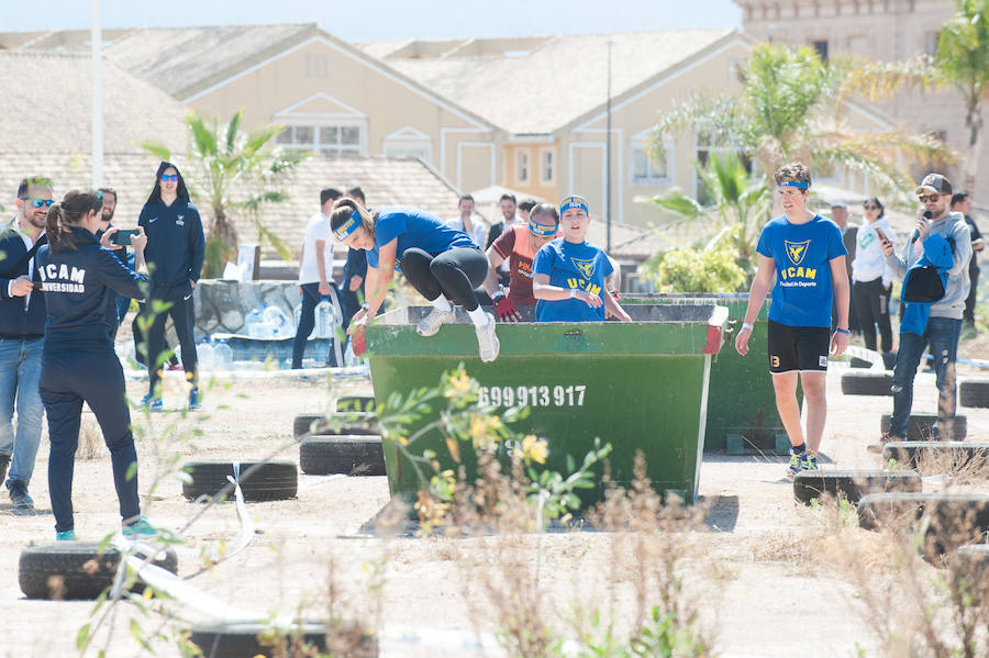 El recorrido de la prueba de 3 kilómetros contaba con más de 20 obstáculos como escalar muros, levantar ruedas o avanzar por zonas con cuerdas