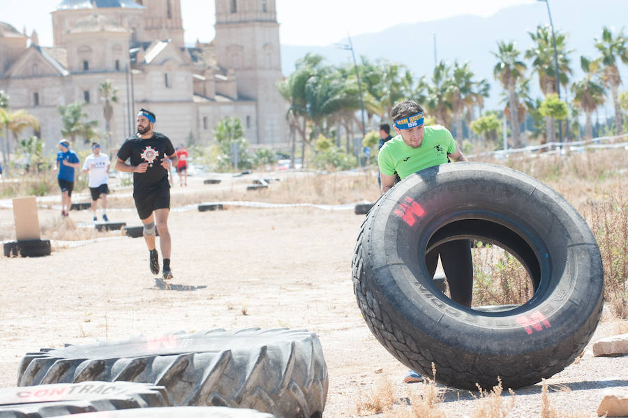 El recorrido de la prueba de 3 kilómetros contaba con más de 20 obstáculos como escalar muros, levantar ruedas o avanzar por zonas con cuerdas