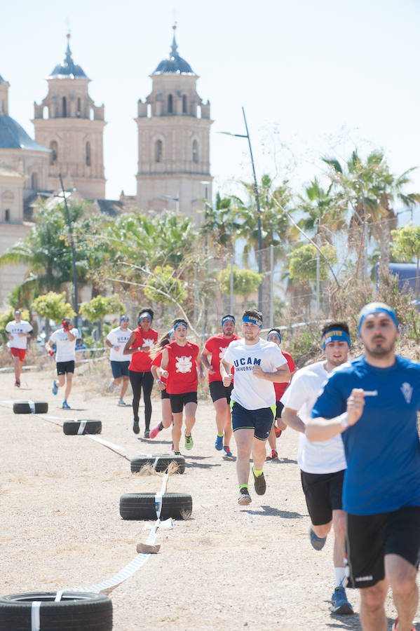 El recorrido de la prueba de 3 kilómetros contaba con más de 20 obstáculos como escalar muros, levantar ruedas o avanzar por zonas con cuerdas