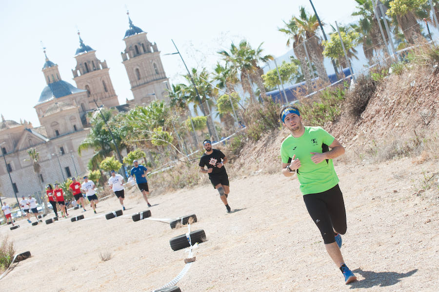 El recorrido de la prueba de 3 kilómetros contaba con más de 20 obstáculos como escalar muros, levantar ruedas o avanzar por zonas con cuerdas