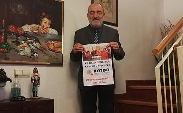 Juan Carlos Sánchez, con el cartel de la gala. 