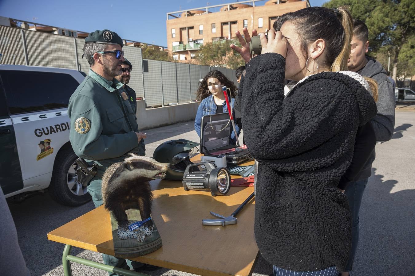 El Instituto Politécnico cierra este viernes su Semana de la Salud, en la que desde el pasado martes ha celebrado actividades formativas, exposiciones, talleres y exhibiciones, como la realizada por la Guardia Civil. En ella, los agentes mostraron su equipo de intervención.