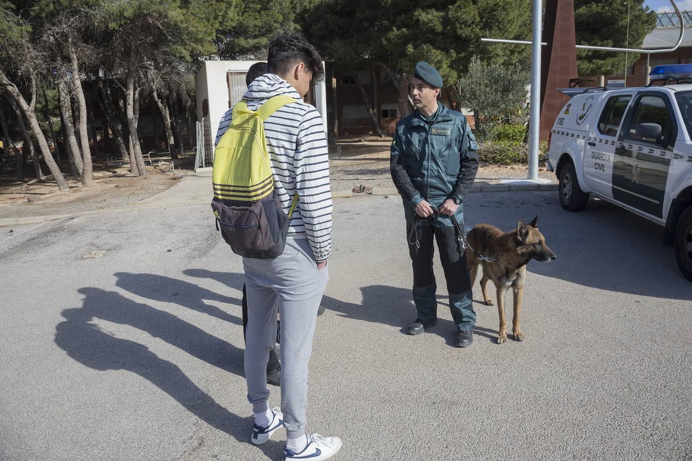 El Instituto Politécnico cierra este viernes su Semana de la Salud, en la que desde el pasado martes ha celebrado actividades formativas, exposiciones, talleres y exhibiciones, como la realizada por la Guardia Civil. En ella, los agentes mostraron su equipo de intervención.