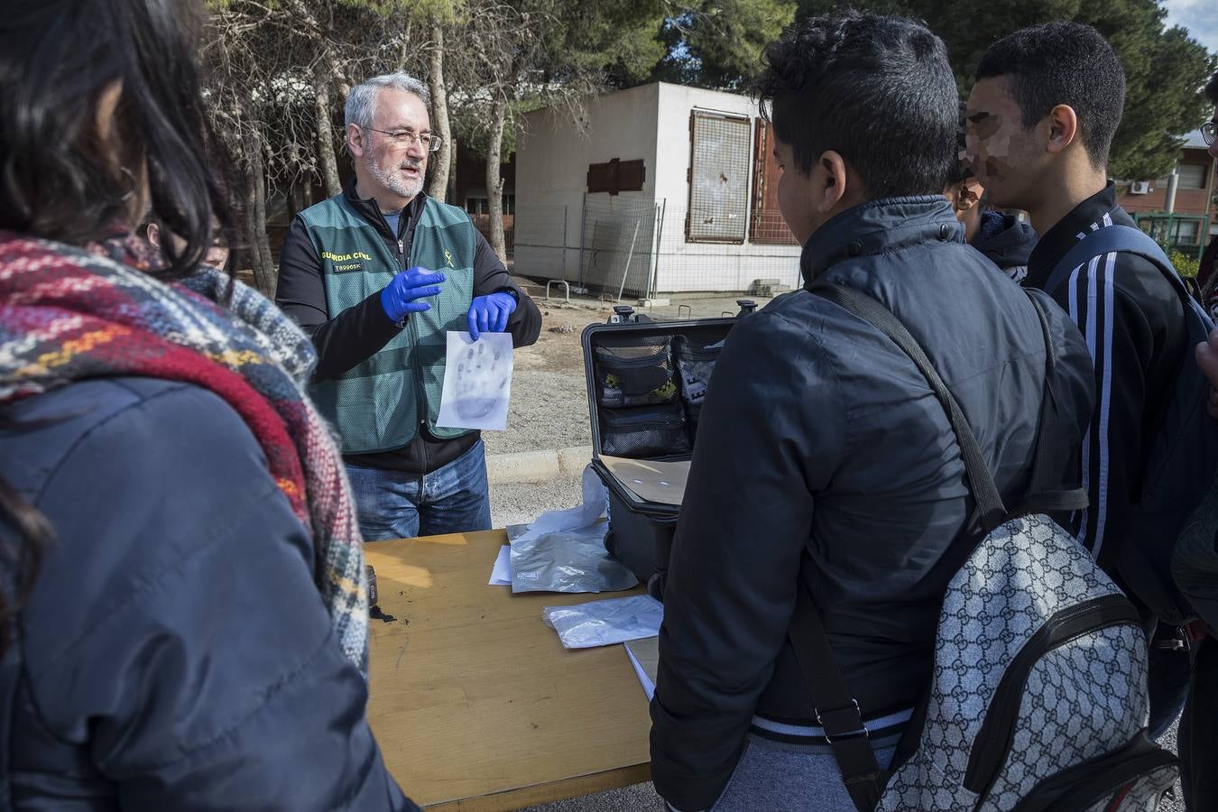 El Instituto Politécnico cierra este viernes su Semana de la Salud, en la que desde el pasado martes ha celebrado actividades formativas, exposiciones, talleres y exhibiciones, como la realizada por la Guardia Civil. En ella, los agentes mostraron su equipo de intervención.
