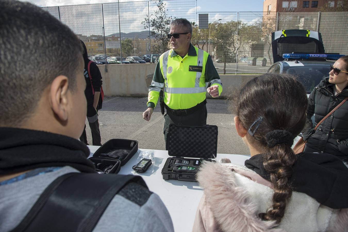 El Instituto Politécnico cierra este viernes su Semana de la Salud, en la que desde el pasado martes ha celebrado actividades formativas, exposiciones, talleres y exhibiciones, como la realizada por la Guardia Civil. En ella, los agentes mostraron su equipo de intervención.