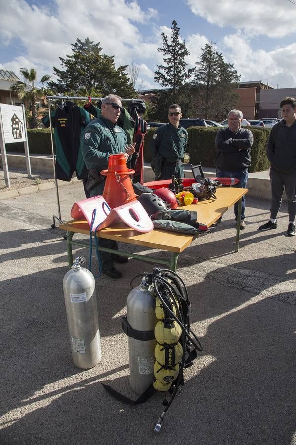 El Instituto Politécnico cierra este viernes su Semana de la Salud, en la que desde el pasado martes ha celebrado actividades formativas, exposiciones, talleres y exhibiciones, como la realizada por la Guardia Civil. En ella, los agentes mostraron su equipo de intervención.