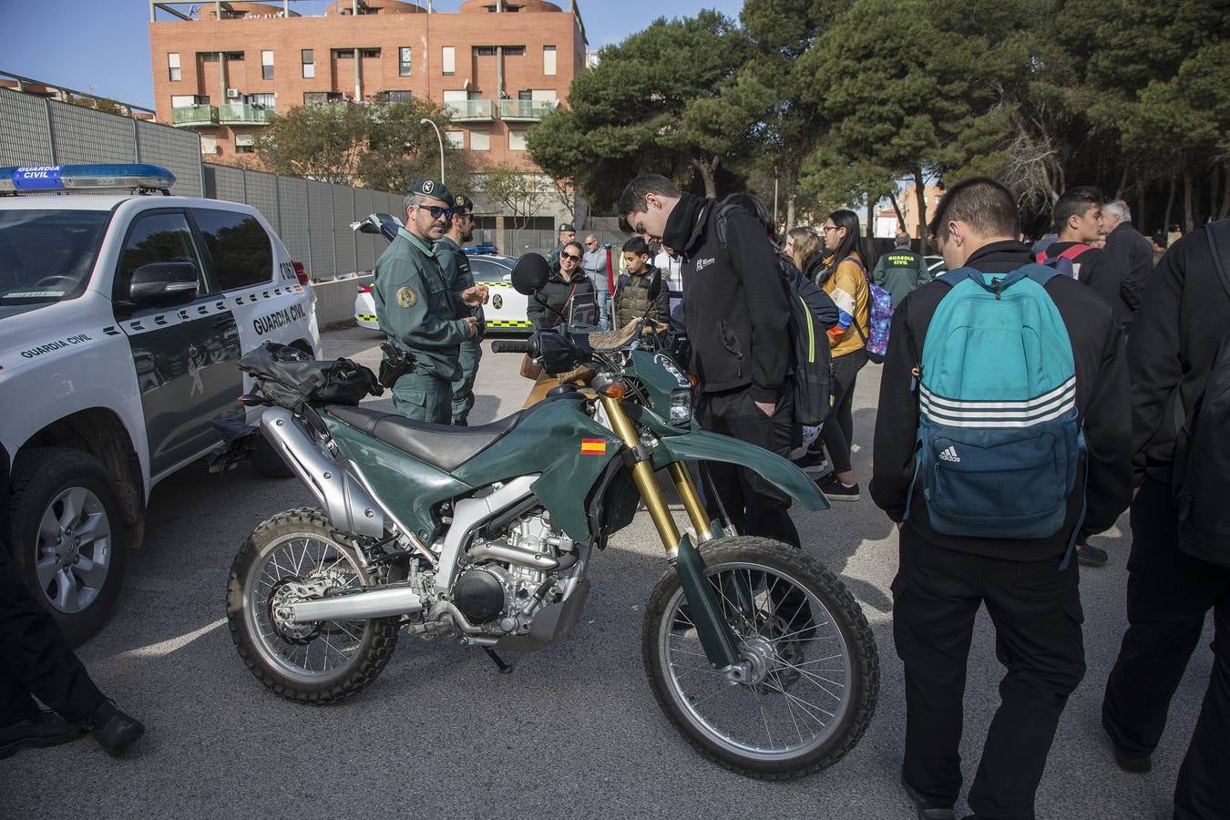 El Instituto Politécnico cierra este viernes su Semana de la Salud, en la que desde el pasado martes ha celebrado actividades formativas, exposiciones, talleres y exhibiciones, como la realizada por la Guardia Civil. En ella, los agentes mostraron su equipo de intervención.