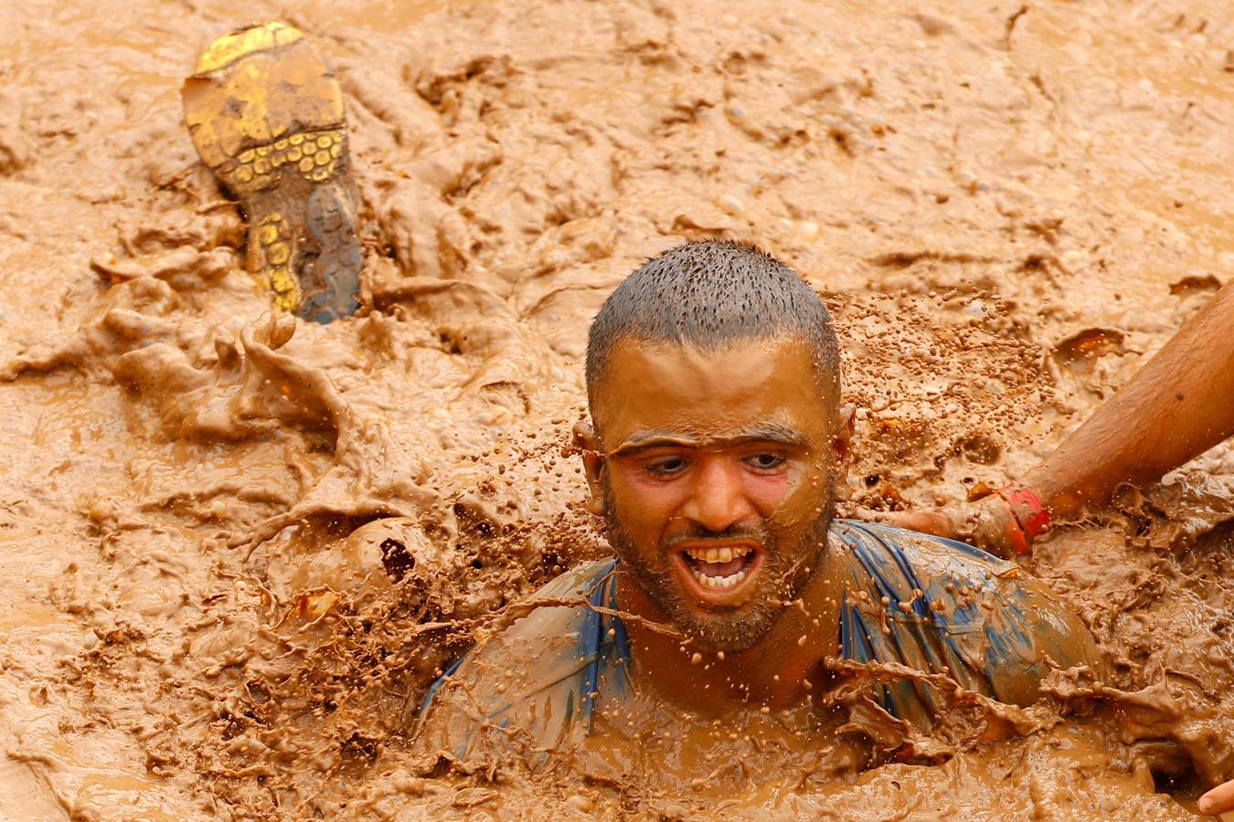 Miles de corredores participan en la Carrera de Barro de Tel Aviv celebrada en el Parque Yarkon de Tel Aviv, Israel. Más de 6.000 personas se dan cita cada año en la competición.