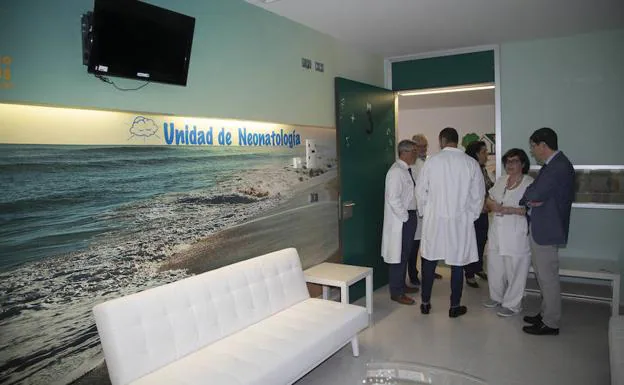 Una habitación del Hospital Santa Lucía decorada con la imagen de una playa.