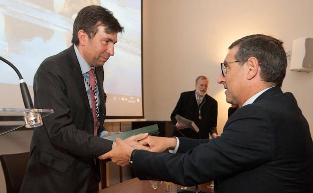 Pablo Artal y el rector de la Universidad de Murcia, José Luján, este jueves.