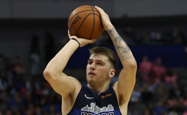 Luka Doncic, lanzando a canasta. 