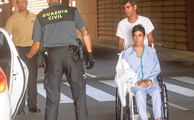 El exnovio y acusado del crimen, Adrián Sánchez, que ahora tiene 24, en septiembre de 2017 a su salida del Hospital Santa Lucía. Allí fue atendido tras su detención.