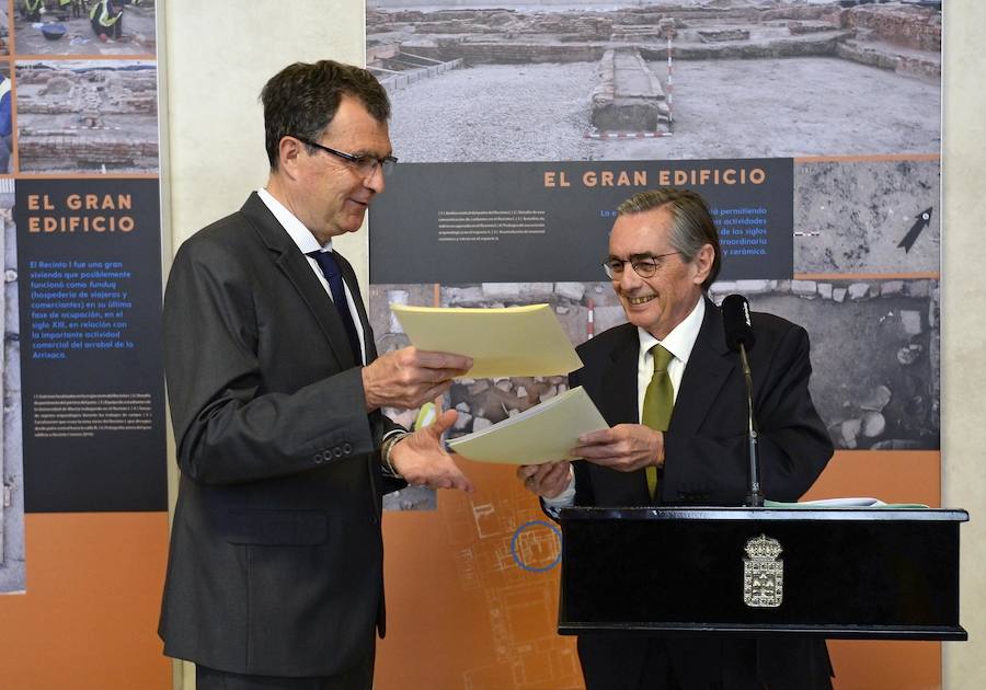 El alcalde de Murcia, José Ballesta, y el director de Iberdrola, Bonifacio Álvarez, firman el convenio de colaboración.