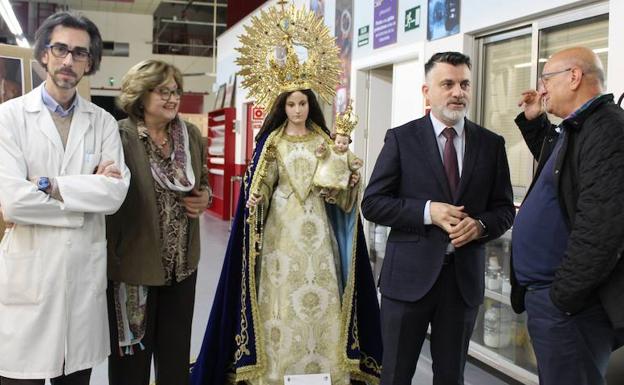 El director general de Bienes Culturales, Juan Antonio Lorca, entrega la talla de Nuestra Señora del Rosario a la iglesia parroquial de La Alberca.