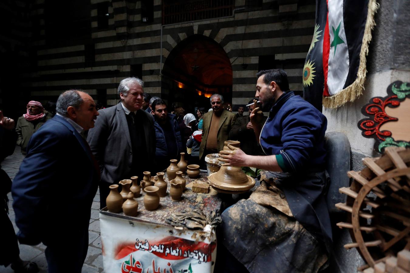 Bailarines de derviches actúan durante el «Festival de los Panes Sirios» celebrado en Khan Asaad Basha para conmemorar el Año Nuevo sirio, en la antigua ciudad de Damasco (Siria). El evento se lleva a cabo bajo los auspicios del Ministerio de Turismo de Siria con la cooperación de la Unión de Artesanos. 