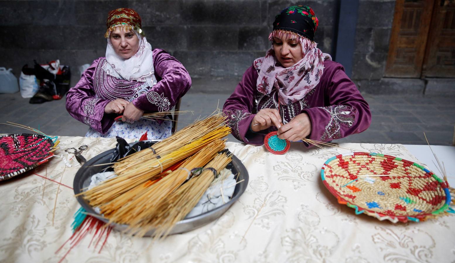 Bailarines de derviches actúan durante el «Festival de los Panes Sirios» celebrado en Khan Asaad Basha para conmemorar el Año Nuevo sirio, en la antigua ciudad de Damasco (Siria). El evento se lleva a cabo bajo los auspicios del Ministerio de Turismo de Siria con la cooperación de la Unión de Artesanos. 