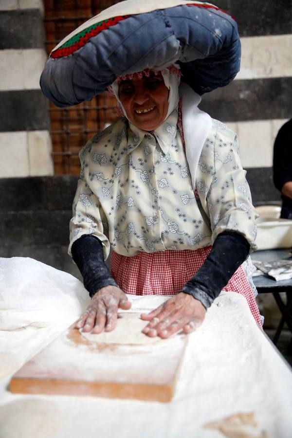 Bailarines de derviches actúan durante el «Festival de los Panes Sirios» celebrado en Khan Asaad Basha para conmemorar el Año Nuevo sirio, en la antigua ciudad de Damasco (Siria). El evento se lleva a cabo bajo los auspicios del Ministerio de Turismo de Siria con la cooperación de la Unión de Artesanos. 