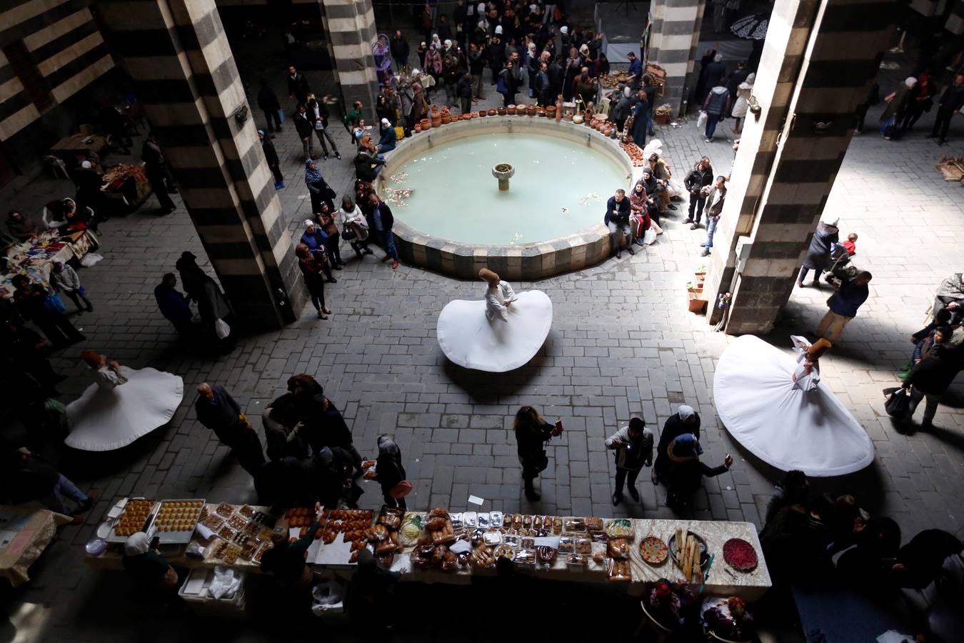 Bailarines de derviches actúan durante el «Festival de los Panes Sirios» celebrado en Khan Asaad Basha para conmemorar el Año Nuevo sirio, en la antigua ciudad de Damasco (Siria). El evento se lleva a cabo bajo los auspicios del Ministerio de Turismo de Siria con la cooperación de la Unión de Artesanos. 