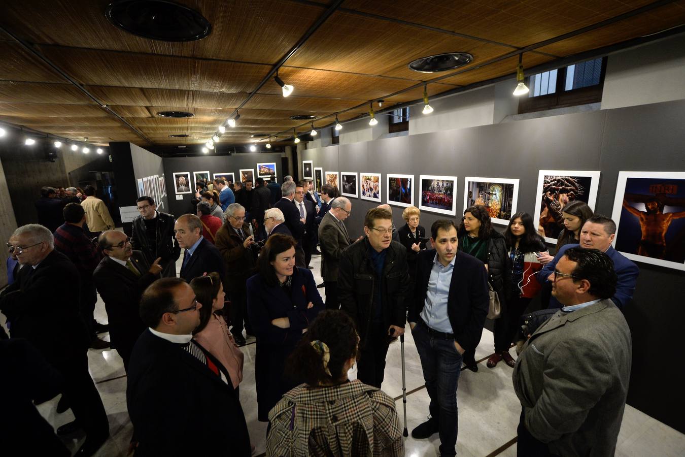 La sede del Colegio de Arquitectos, en la calle Jara Carrillo, acoge desde el lunes la exposición 'Colores de Pasión', una muestra colectiva de fotografía sobre la Semana Santa organizada por el Cabildo de Cofradías