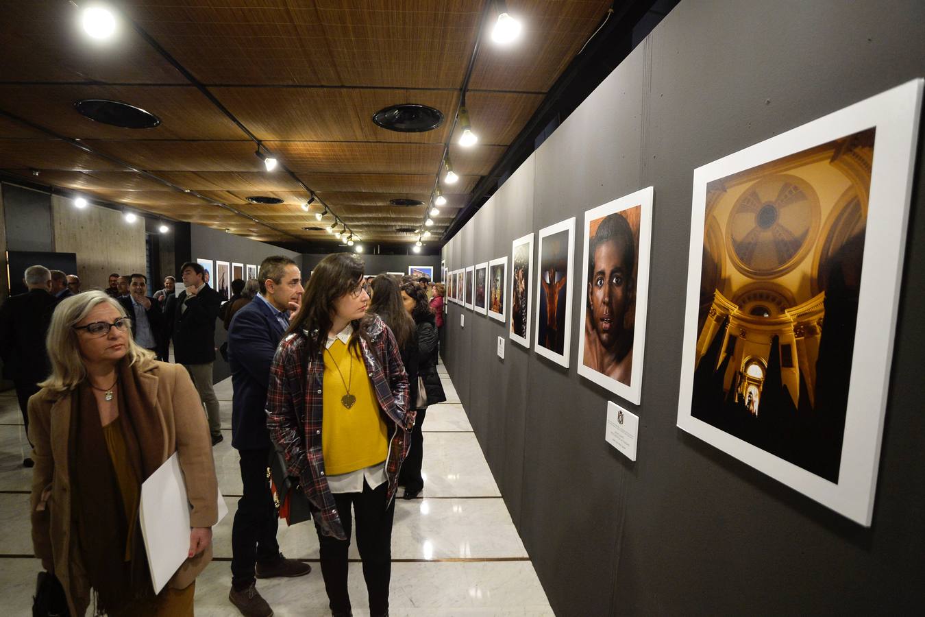 La sede del Colegio de Arquitectos, en la calle Jara Carrillo, acoge desde el lunes la exposición 'Colores de Pasión', una muestra colectiva de fotografía sobre la Semana Santa organizada por el Cabildo de Cofradías