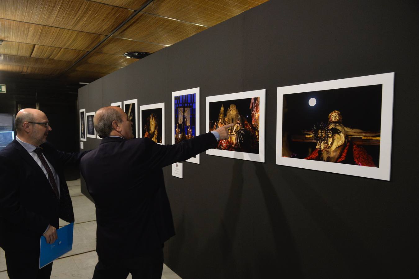 La sede del Colegio de Arquitectos, en la calle Jara Carrillo, acoge desde el lunes la exposición 'Colores de Pasión', una muestra colectiva de fotografía sobre la Semana Santa organizada por el Cabildo de Cofradías