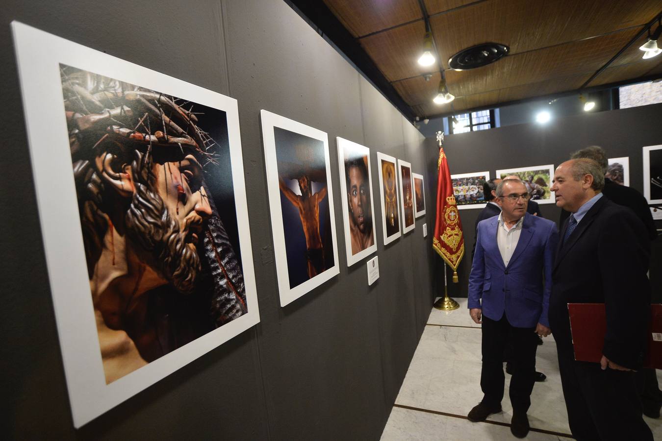 La sede del Colegio de Arquitectos, en la calle Jara Carrillo, acoge desde el lunes la exposición 'Colores de Pasión', una muestra colectiva de fotografía sobre la Semana Santa organizada por el Cabildo de Cofradías