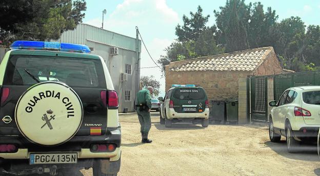 Dotaciones de la Guardia Civil en una finca agrícola de Avileses, en busca de desaladoras ilegales. 