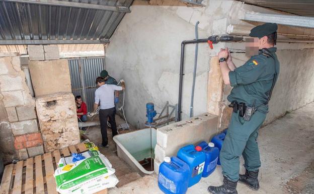 Técnicos de la CHS y agentes de la Guardia Civil inspeccionan una desalobradora en Balsicas (Torre Pacheco).