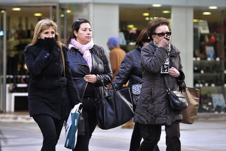 Cuatro mujeres pasean por Murcia protegiéndose del frío en una imagen de archivo.
