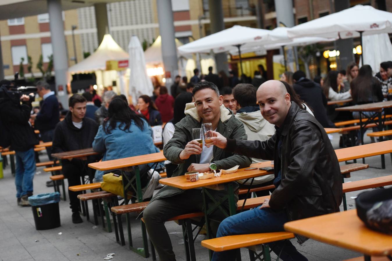 Los cerveceros pueden alcanzar su cielo particular en el Festival de la Cerveza, que celebra su segunda edición en la Plaza de la Universidad de Murcia. 