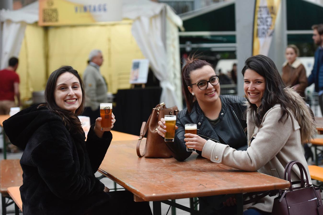 Los cerveceros pueden alcanzar su cielo particular en el Festival de la Cerveza, que celebra su segunda edición en la Plaza de la Universidad de Murcia. 