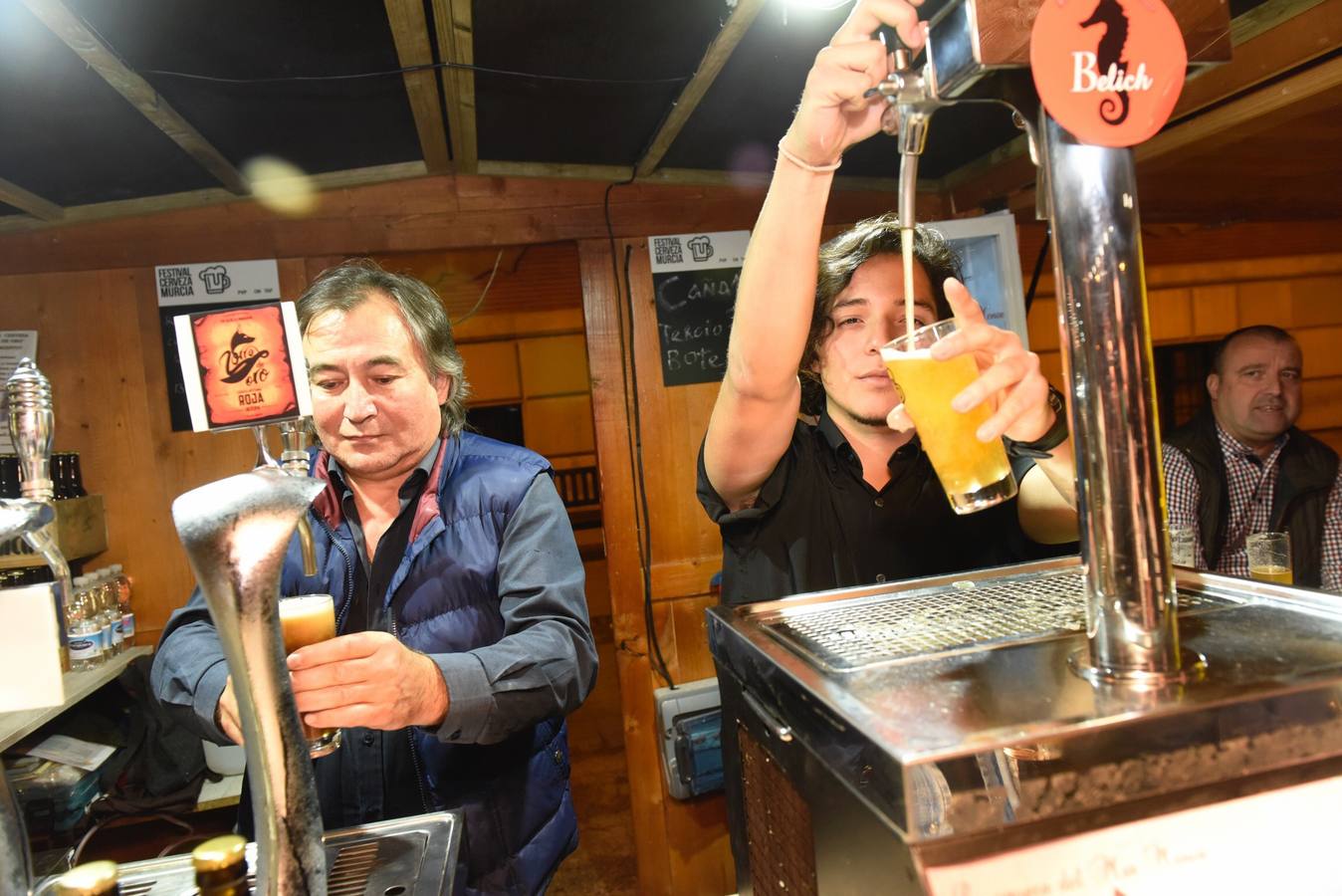 Los cerveceros pueden alcanzar su cielo particular en el Festival de la Cerveza, que celebra su segunda edición en la Plaza de la Universidad de Murcia. 